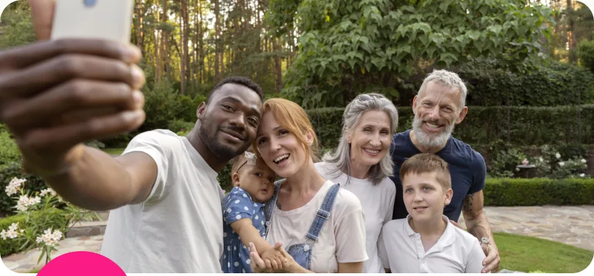 Grupo de pessoas da comunidade tirando uma selfie