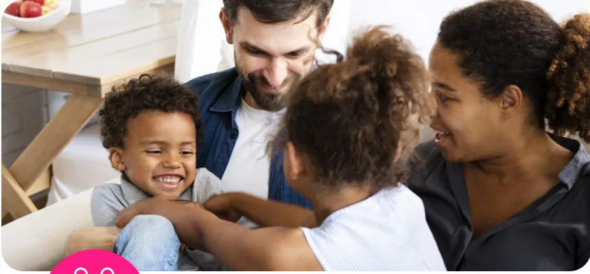 Família reunida e sorrindo